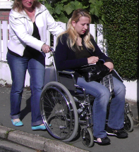 promenade en fauteuil roulant avec l'assistance de notre auxiliaire de vie